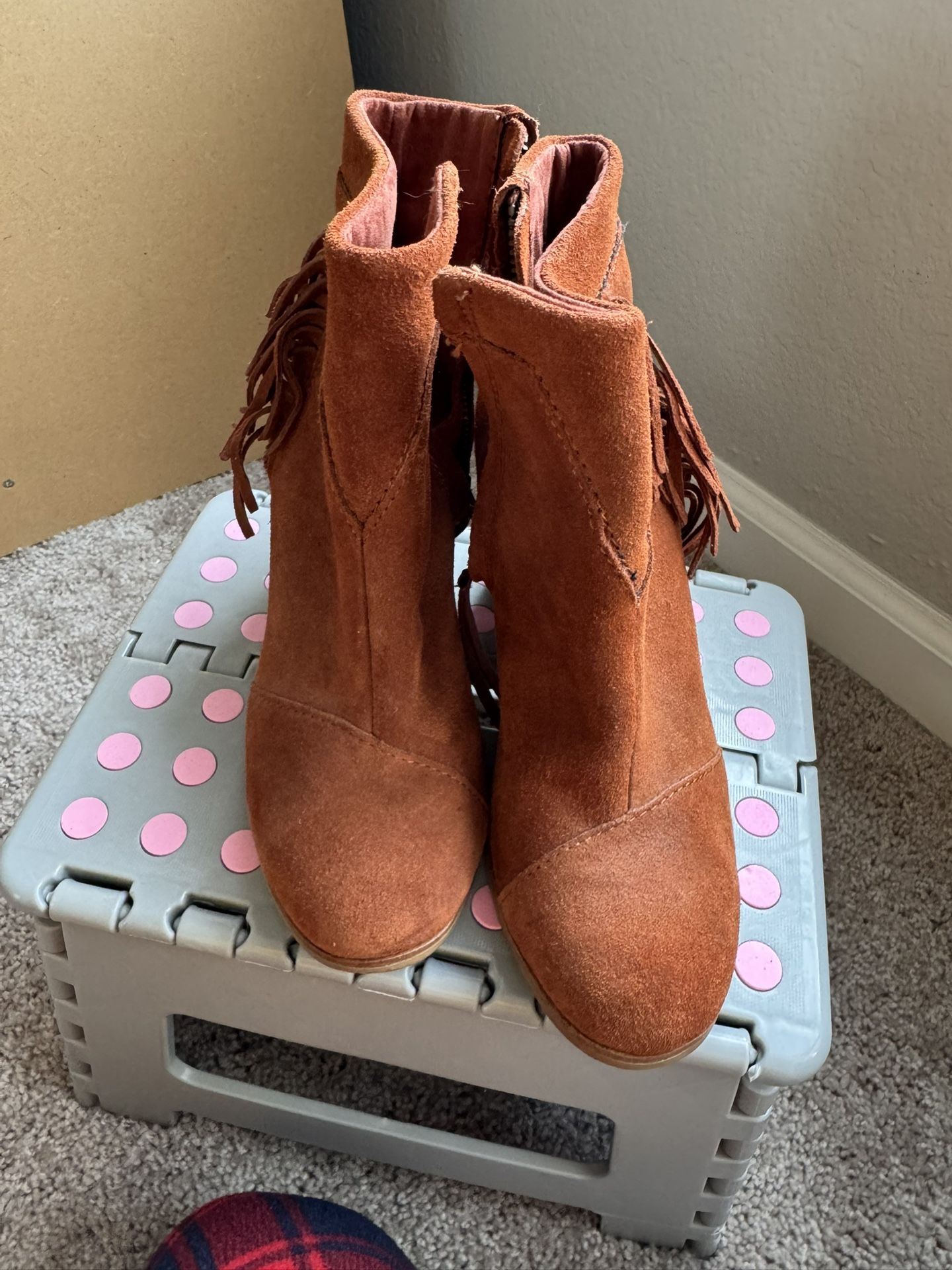 Tom’s Rust Ankle Tassle Booties Size 7