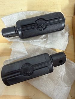 Genuine Harley Willie G Skull Passenger Footpegs + Mount Kit 2018+ Softail