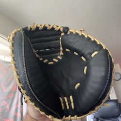 Under Armour 31.5" UACM-101Y Youth Baseball Catcher's Mitt glove Right Hand Throw rht adult 33.5”   Excellent condition, also have essentially identic
