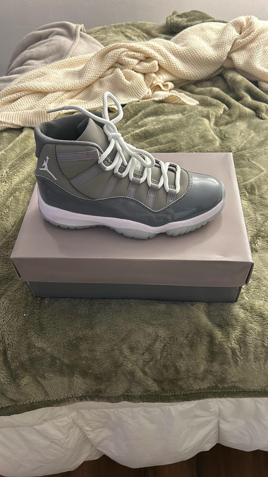 Men’s Jordan 11 Retro Gray White Size 10 1/2 200