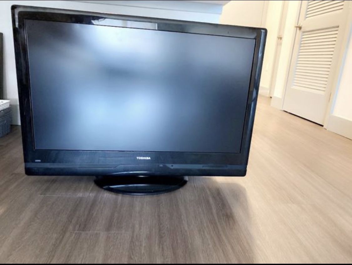 Toshiba TV (39 inch)