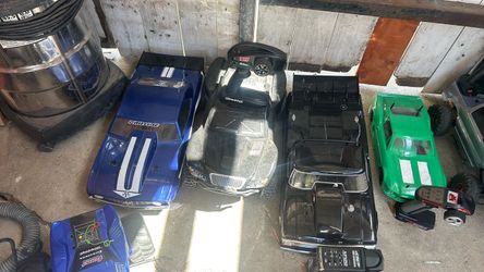 Rc cars moving must go. If interested tell me which one I’ll give info