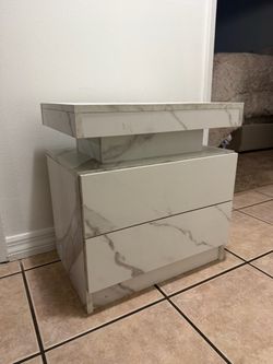 Mesa de luz con dos cajones
