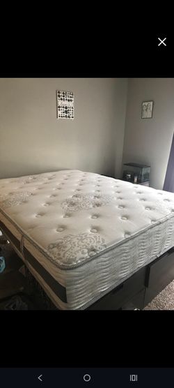 queen size Zinus 14" hybrid mattress