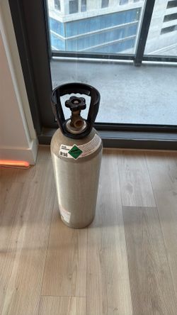 Kite Fishing like New Helium Tanks 60 Cubic Filled Regulator 12 ft Hose & Ballon Fill Nipple