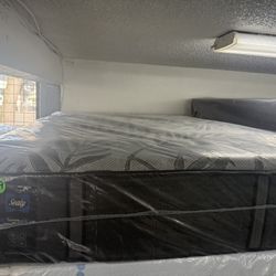 FULL SIZE SEALY POSTUREPEDIC PLUS MATTRESS & BOX SPRING BED SET