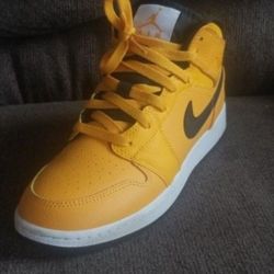 Y*air Jordan 1 Mid University Gold