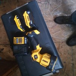 DeWalt 20vmax Led Light With A 5.0 And 2.0 Batteries And Charger