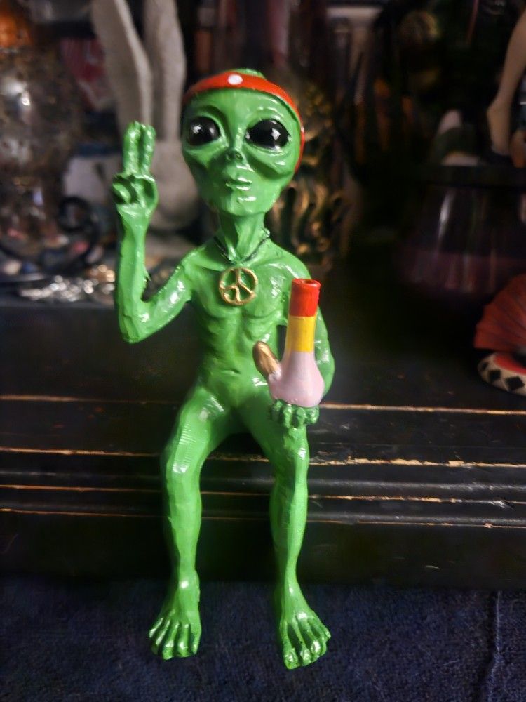 HIPPIE GREEN ALIEN PEACE 6"