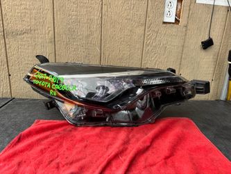 2017 2018 2019 TOYOTA COROLLA RIGHT SIDE HEADLIGHT OEM USED