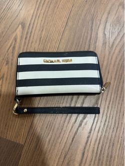 Mixhael Kors Jet Set Saffiano Leather zip around multifunction wallet/wristlet.