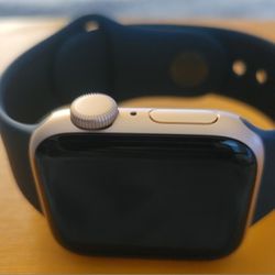 Apple Watch SE (GPS, 40mm) with Sport Band

