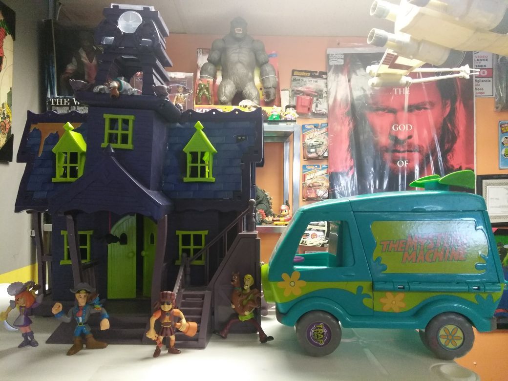Scooby Doo haunted House and figs