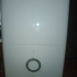 Fridgaire Dehumidifier -70 Pint.