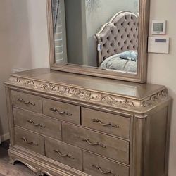 Dresser With Mirror