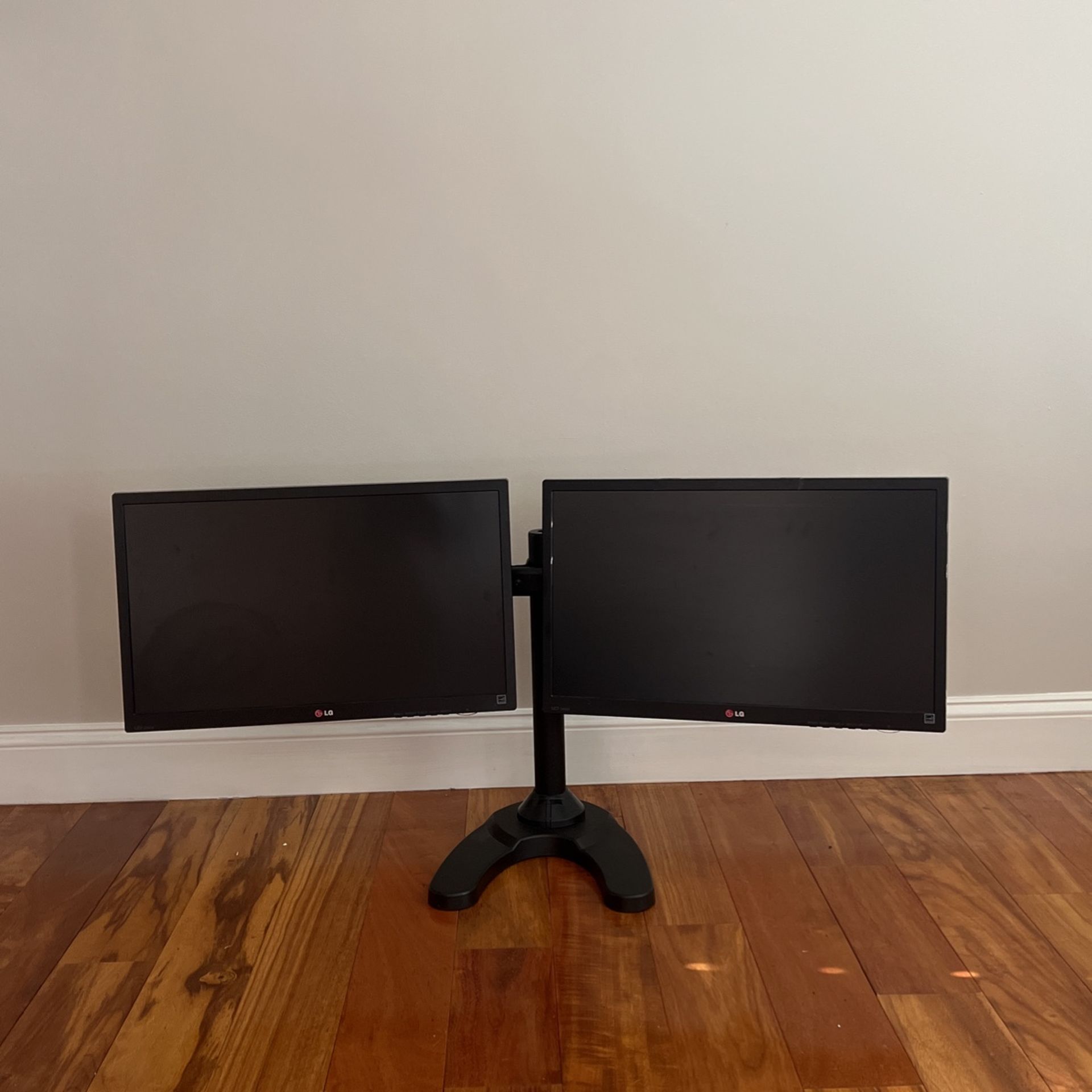 Dual Monitor Set Up With LG Monitors!