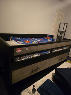 Twin size bunker bed (Bob's furniture)