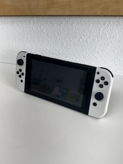 Nintendo Switch - V2 with White Joy-Con HAC-001(-01) Fair