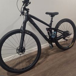 TONIGHT ONLY!!   Mens 29" TREK  Mnt Bike