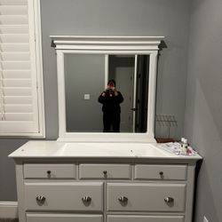 Dresser With Mirror 