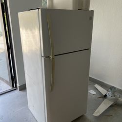 Kenmore Top-Freezer Refrigerator – 18 cu. ft. (30" Wide)