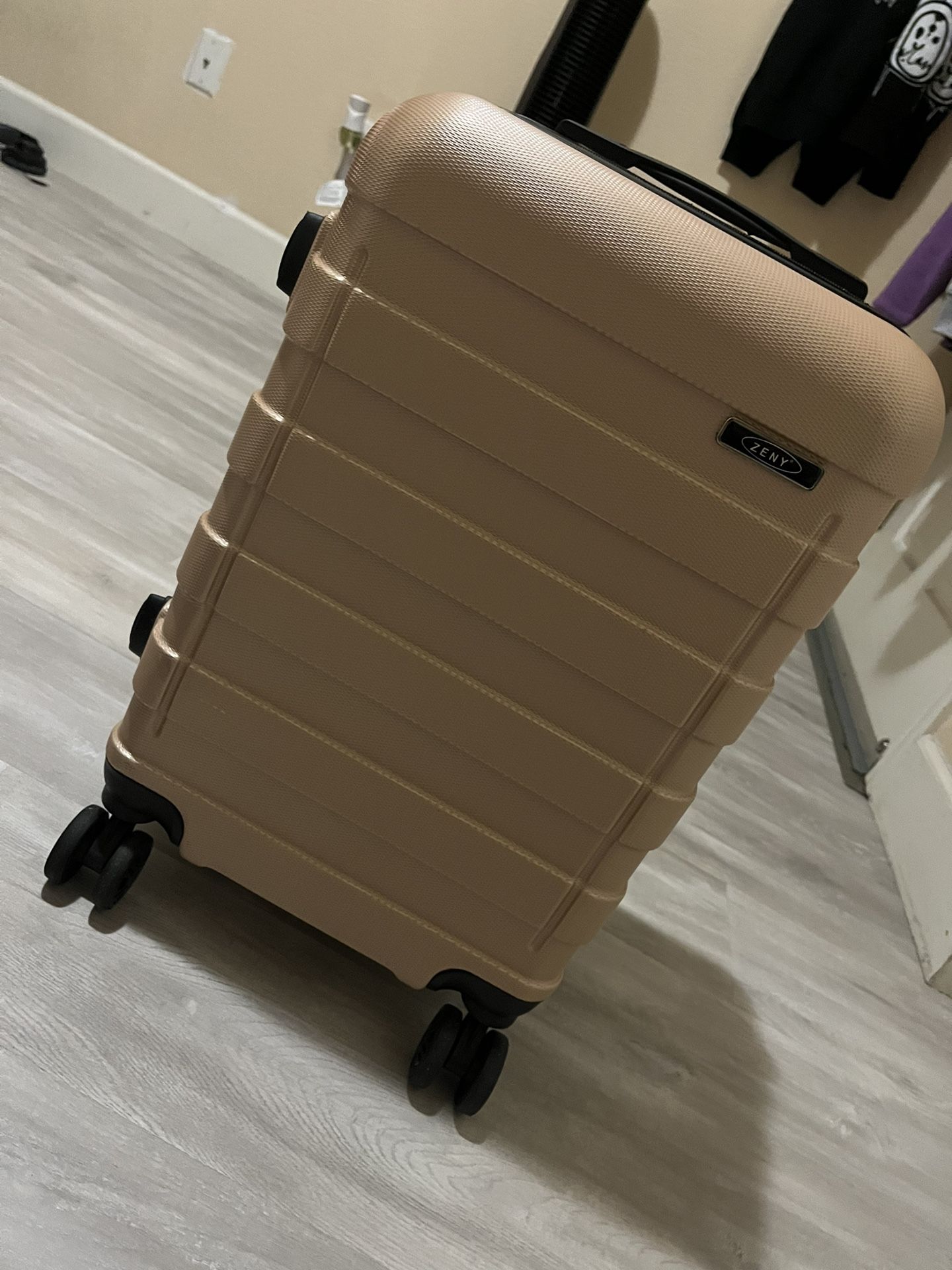 ZENY CARRY ON SUITCASE LUGGAGE. 