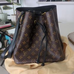 AUTHENTIC LOUIS VUITTON BUCKET BAG