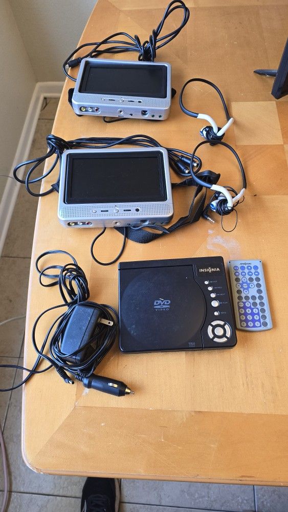 Insignia IS-PDDVD7 Portable DVD/CD/MP3 Player Set w/ 2 Screens, Cables and Bag