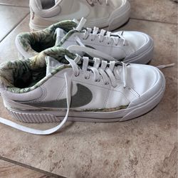3 pairs of Nike tennis