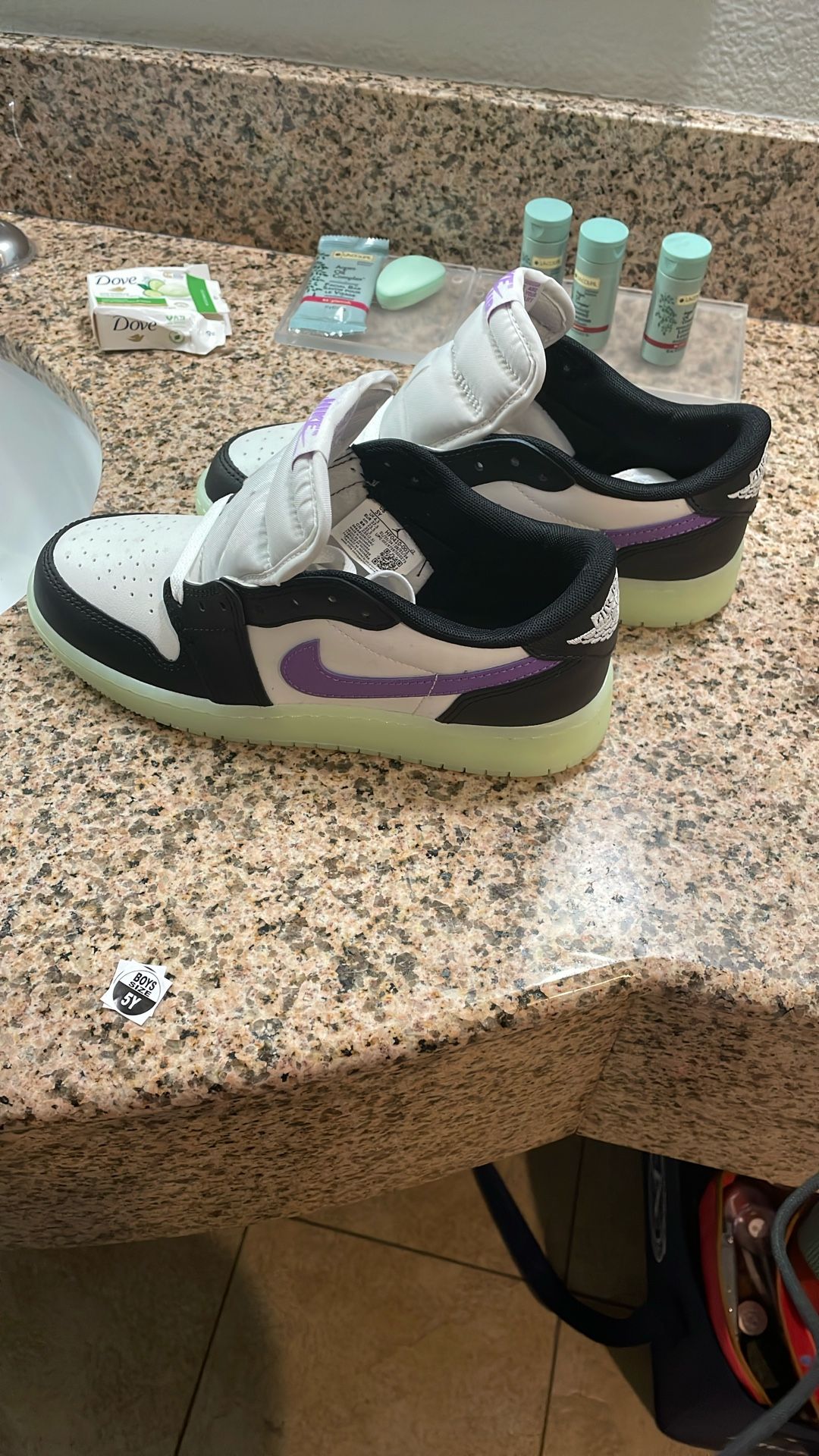 Nikes Y5