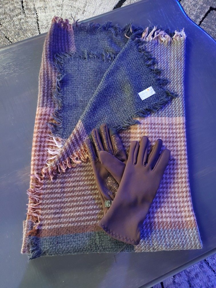 Liz Clairborne shawl/scarf w/gloves