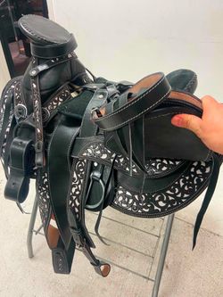 Montura charra de cuero lasser con fuste forrado