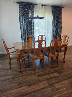“Traditional Carved Wood Dining Set – Queen Anne Inspire