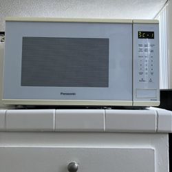 Panasonic Microwave (1.3 Cubic Foot) with FREE Sanyo Bread Toaster