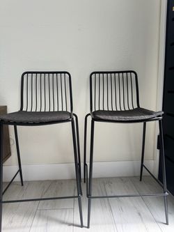Bar height chairs (2x)