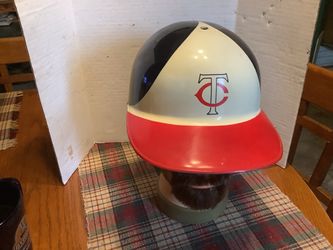 Vintage 1969 Minnesota Twins MLB Laich Plastic Batting Helmet Souvenir Hat USA had on display for years. Excellent condition, Plainfield, Illinois