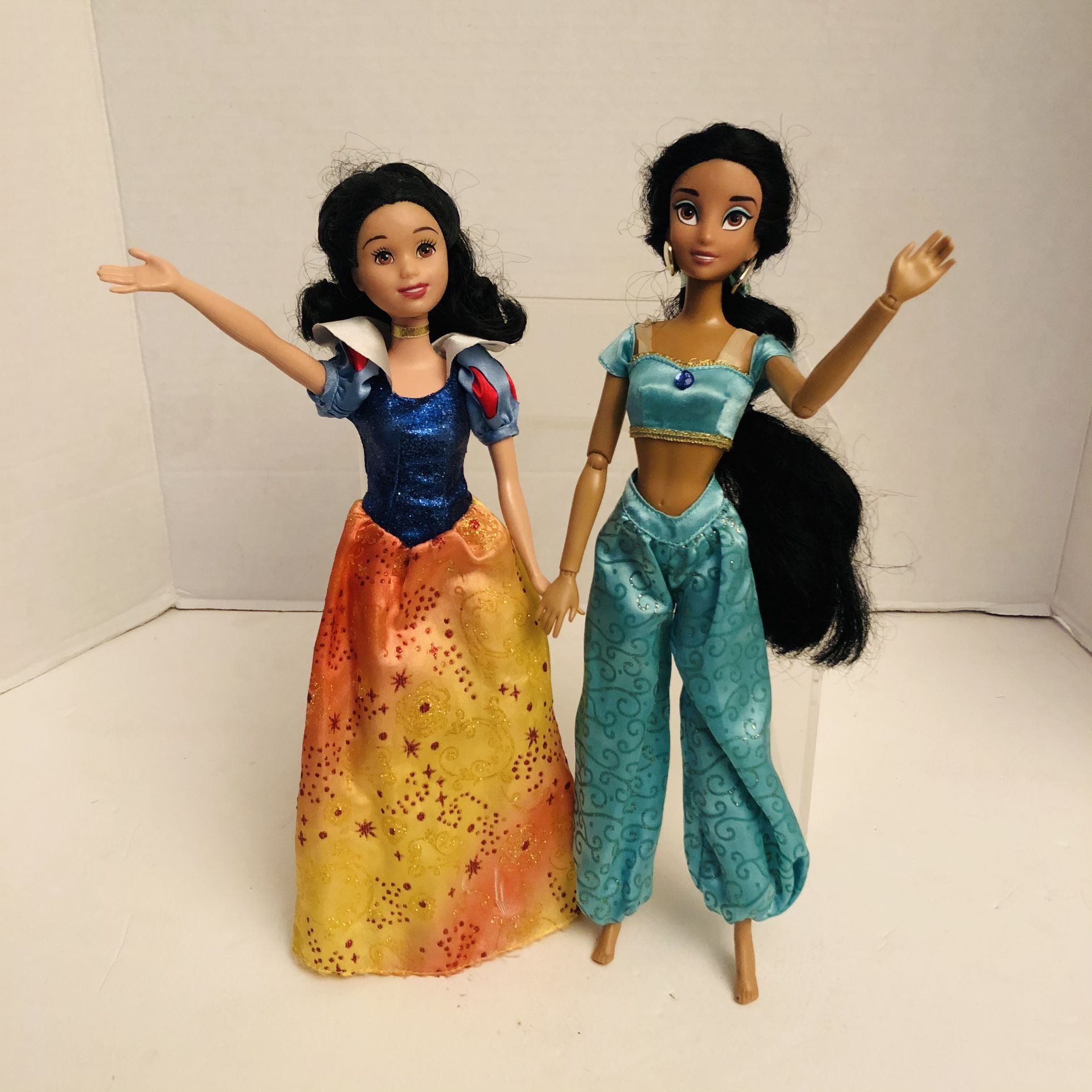 Disney Princess Dolls: Jasmine and Snow White 