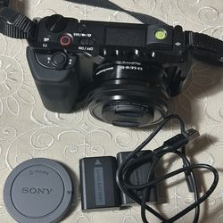 Sony ZV-E10 Mirrorless Camera + 16–50mm Lens + SmallRig Cage + Extras and strap– Like New!