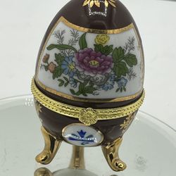 Vintage Footed Egg shaped hinged Victorian floral insets TRINKET BOX ring box   This vintage trinket box is a beautiful addition to any collection. Th