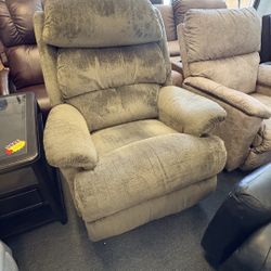 Lazy Boy Brand Power Recliner Chair. $400 Free Delivery 