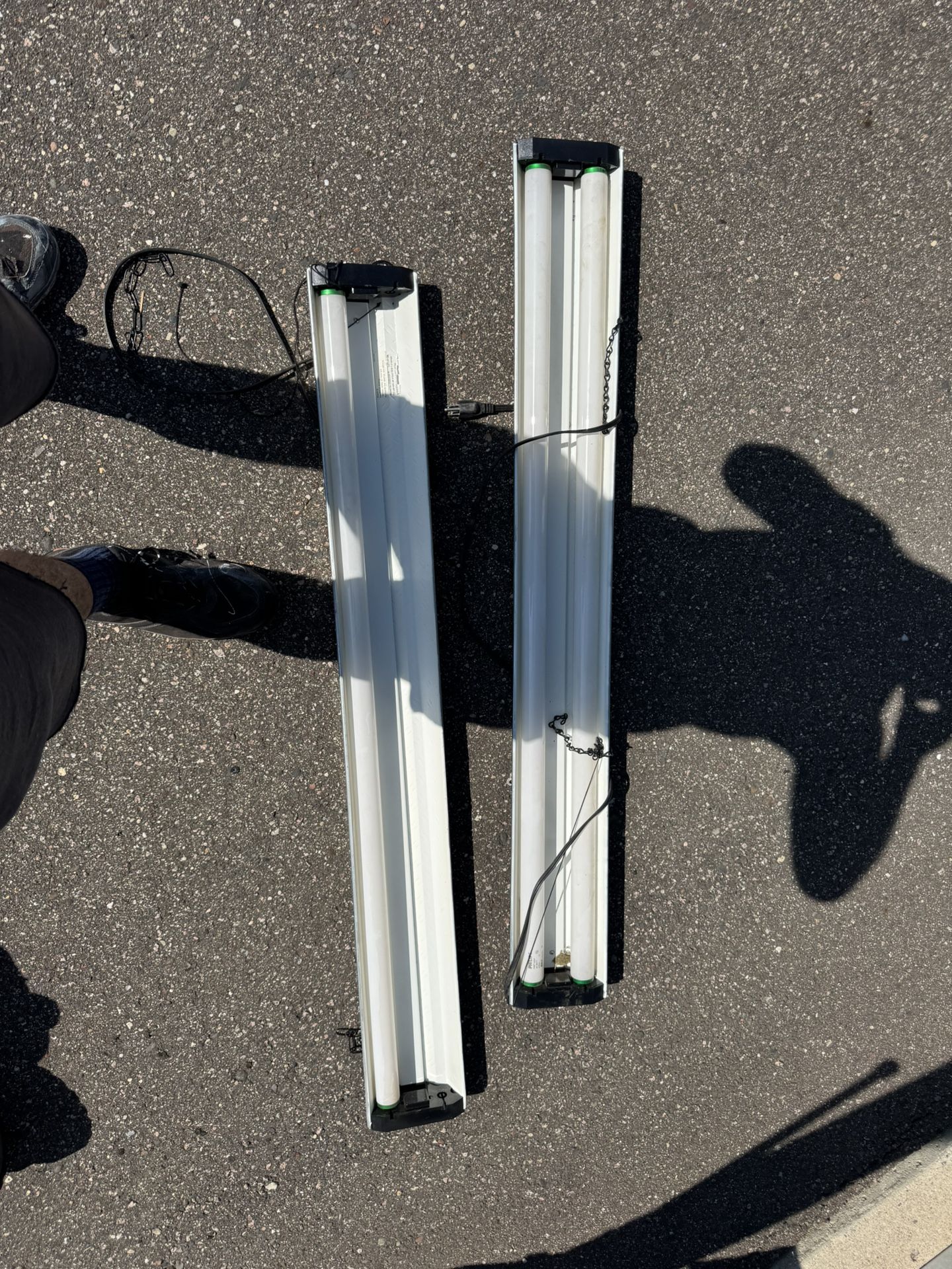Fluorescent light fixtures plug-in