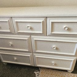 THE BOMBAY CO Dresser