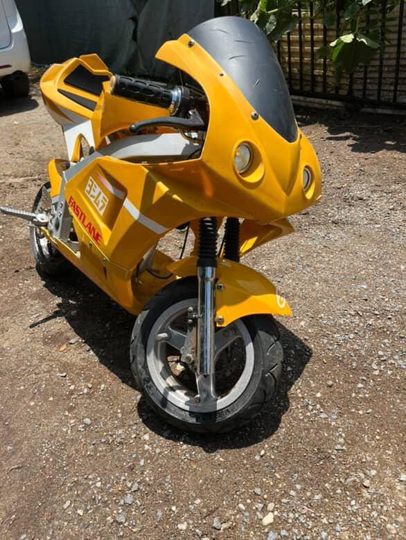 1X MINI BIKE FRAME WITH PLASTICS AND ALSO A EXHAUST