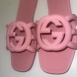 Women's Interlocking G slide sandal in pink rubber Size 7