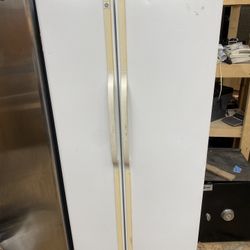 Very nice and clean Dumbledore GE refrigerator all the blood works better than the new ones