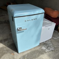 Galanz 4.4 Cubic Foot Mini Fridge for Sale in Los Angeles, CA - OfferUp