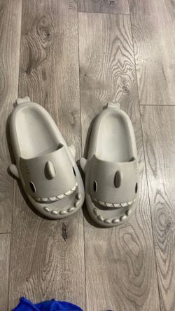 Shark slides size 8