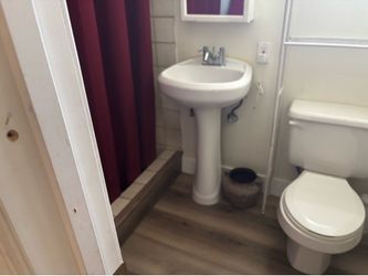 Pedestal sink. Great condition   No faucet