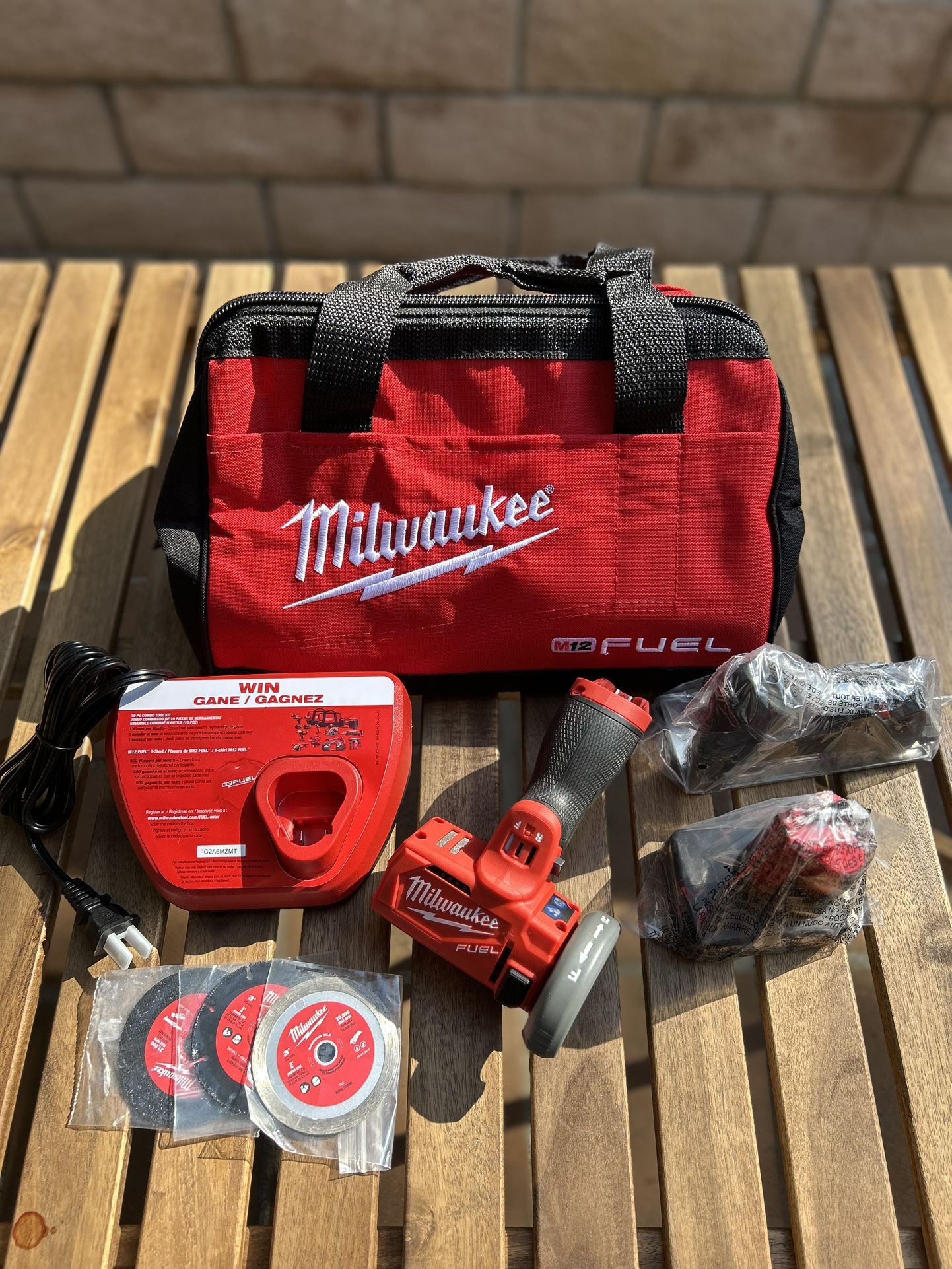 Milwaukee Cut Off Tool Kit With Battery And Charger 