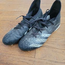 Adidad PREDATOR Cleats Size 3.5 Youth